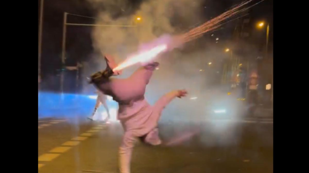 Feuerwerk-auf-einer-Kreuzung-Breakdance-Weltmeister-schie-t-in-Berlin-wild-mit-Raketen-um-sich